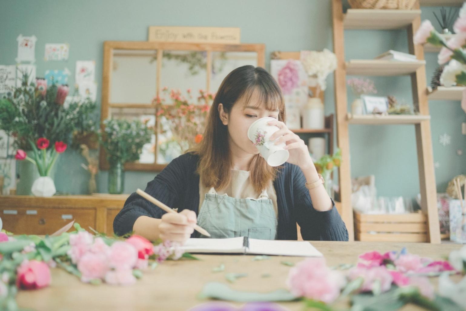 Moderne Porträtzeichnung mit expressiven Techniken