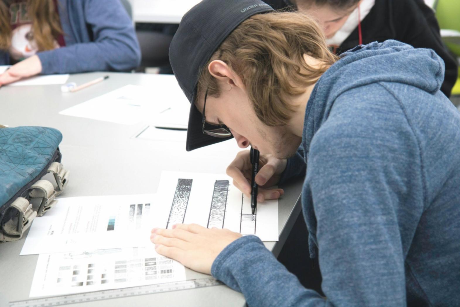 Internationale Studierende beim Porträtzeichnen