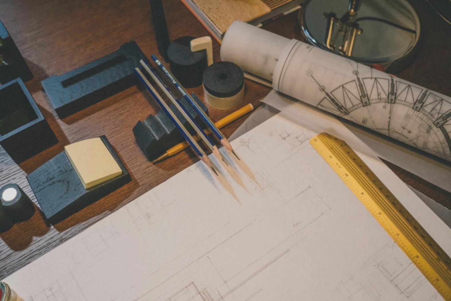 Detailaufnahme eines Porträtzeichnungsprozesses mit Bleistift auf Papier